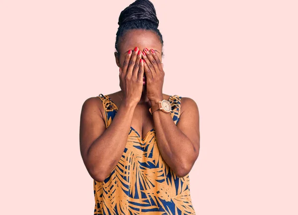 Genç Afro Amerikalı Kadın Günlük Kıyafetler Giyiyor Yorgunluk Baş Ağrısı — Stok fotoğraf