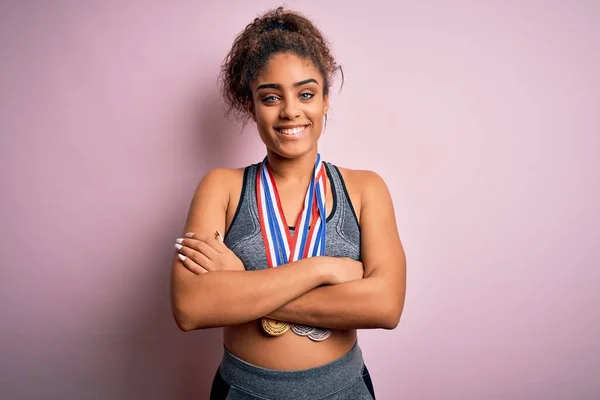 Jovem Afro Americana Menina Desportiva Fazendo Esporte Ganhando Medalhas Sobre — Fotografia de Stock
