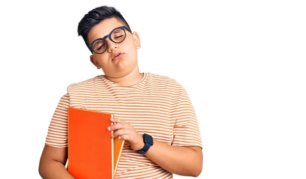 Niño Pequeño Sosteniendo Libro Con Gafas Con Aspecto Sueño Cansado —  Fotos de Stock