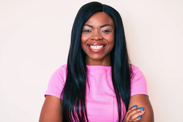 Jovem Afro Americana Vestindo Roupas Casuais Rosto Feliz Sorrindo Com — Fotografia de Stock