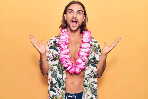 Joven Hombre Guapo Con Traje Baño Lei Hawaiano Celebrando Victoria — Foto de Stock