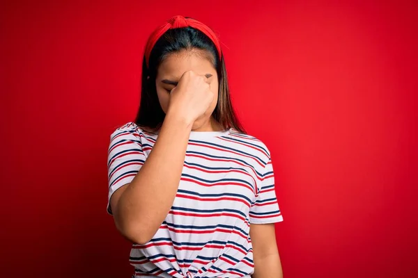 Joven Hermosa Chica Asiática Con Camiseta Rayas Casuales Sobre Fondo —  Fotos de Stock