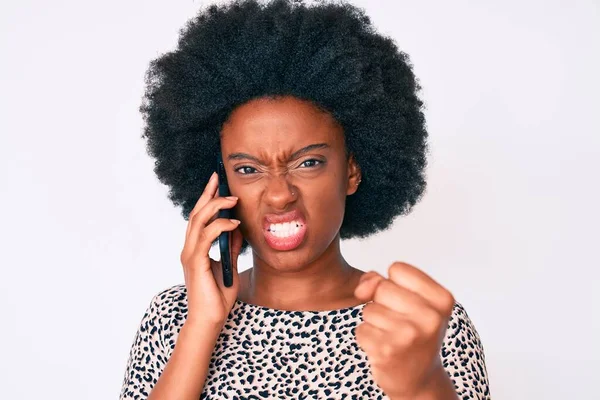 Joven Mujer Afroamericana Teniendo Conversación Hablando Teléfono Inteligente Molesto Frustrado — Foto de Stock