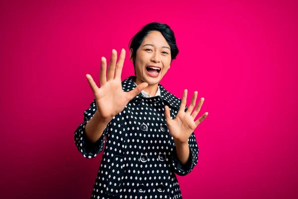 Jong Mooi Aziatisch Meisje Dragen Casual Jas Staan Geïsoleerde Roze — Stockfoto