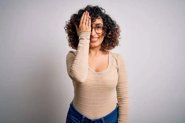 Joven Hermosa Mujer Árabe Rizado Con Camiseta Casual Gafas Sobre — Foto de Stock