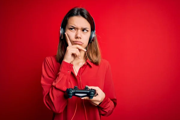 Giovane Bella Ragazza Bruna Gamer Giocare Videogioco Utilizzando Joystick Cuffie — Foto Stock