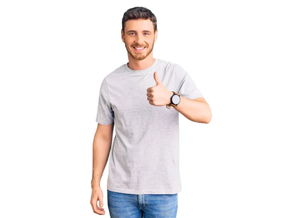Przystojny Młodzieniec Misiaczku Luźnej Koszuli Robiący Gesty Ręką Górę Zatwierdzanie — Zdjęcie stockowe