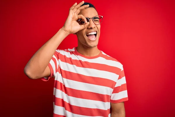 Genç Yakışıklı Afro Amerikalı Sıradan Çizgili Tişört Gözlük Giyen Hareketleriyle — Stok fotoğraf