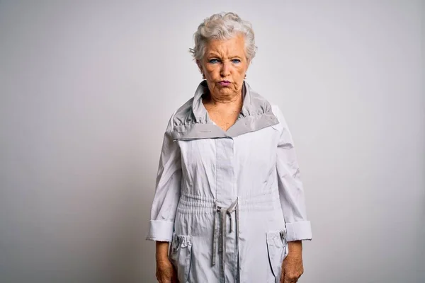 Senior Schöne Grauhaarige Frau Lässiger Jacke Steht Über Weißem Hintergrund — Stockfoto