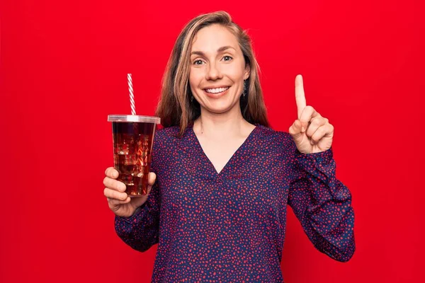 Jovem Mulher Loira Bonita Bebendo Copo Fresco Refrigerante Sorrindo Com — Fotografia de Stock