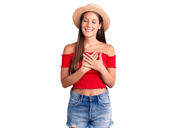 Junge Schöne Hispanische Frau Mit Sommermütze Lächelnd Mit Händen Auf — Stockfoto