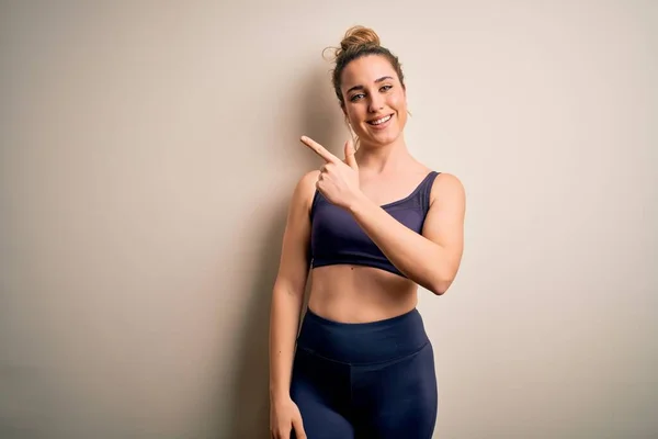 Jovem Bela Esportista Loira Fazendo Esporte Vestindo Sportswear Sobre Fundo — Fotografia de Stock