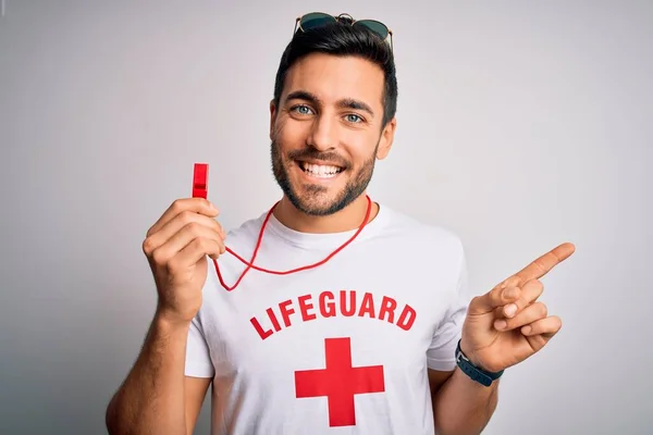 Junger Bademeister Mit Bart Trägt Shirt Mit Rotem Kreuz Und — Stockfoto