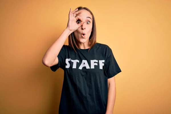 Młoda Piękna Pracownica Ubrana Koszulkę Mundurkiem Odizolowanym Żółtym Tle Robi — Zdjęcie stockowe