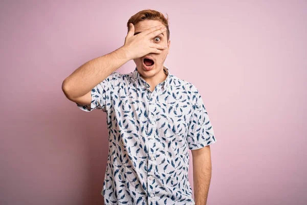 Jovem Homem Ruivo Bonito Vestindo Camisa Verão Casual Sobre Fundo — Fotografia de Stock