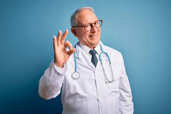 Senior Grey Haired Doctor Man Wearing Stethoscope Medical Coat Blue — Stock Photo, Image