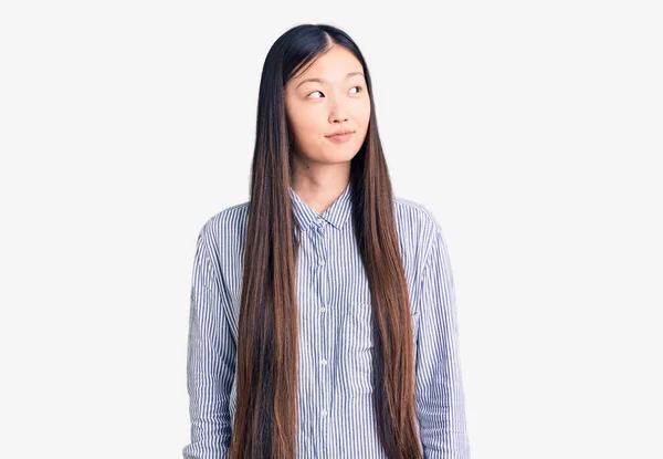 Jong Mooi Chinees Vrouw Dragen Casual Shirt Glimlachen Kijken Naar — Stockfoto