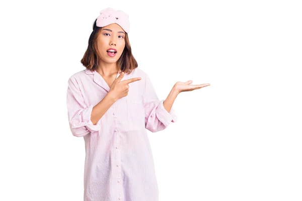 Genç Güzel Çinli Kız Uyku Maskesi Pijama Takmış Kameraya Hayret — Stok fotoğraf
