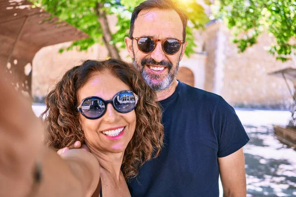 Casal Bonito Meia Idade Vestindo Roupas Casuais Óculos Sol Sorrindo — Fotografia de Stock