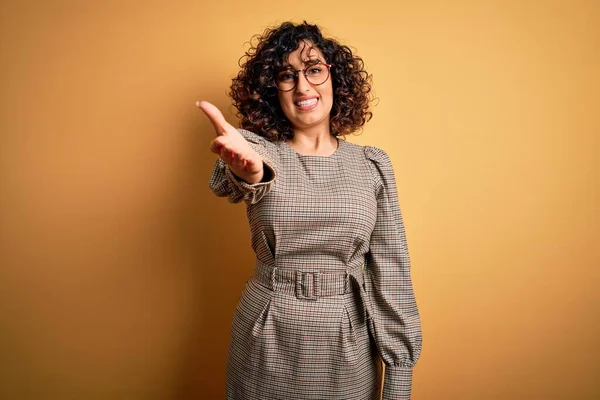 Hermosa Mujer Árabe Negocios Con Vestido Gafas Pie Sobre Fondo — Foto de Stock