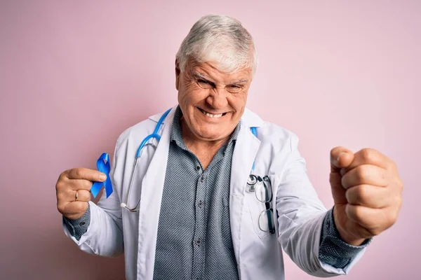 Steteskop Takan Kıdemli Yakışıklı Doktor Elinde Mavi Kanser Kurdelesi Sinirlenmiş — Stok fotoğraf