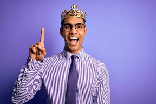 Jovem Homem Afro Americano Bonito Vestindo Coroa Ouro Rei Sobre — Fotografia de Stock