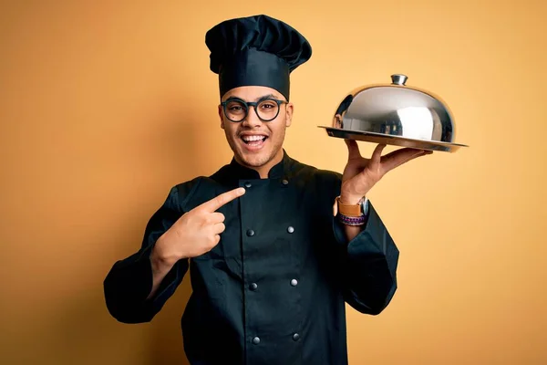 Joven Chef Brasileño Con Uniforme Cocina Bandeja Sujeción Sombrero Con — Foto de Stock