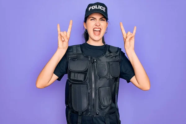 Jovem Policial Vestindo Uniforme Colete Prova Balas Segurança Sobre Fundo — Fotografia de Stock