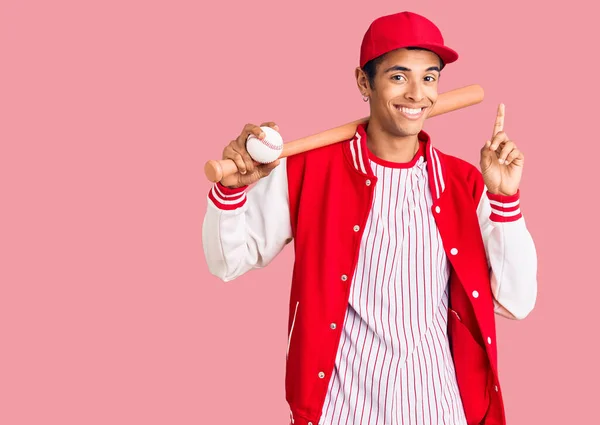 Joven Africano Amerciano Jugando Béisbol Sosteniendo Bate Pelota Sorprendido Con —  Fotos de Stock