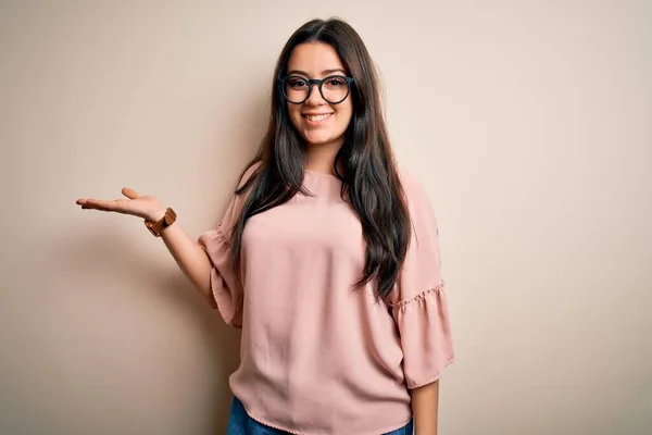 Joven Morena Elegante Mujer Con Gafas Sobre Fondo Aislado Sonriendo —  Fotos de Stock