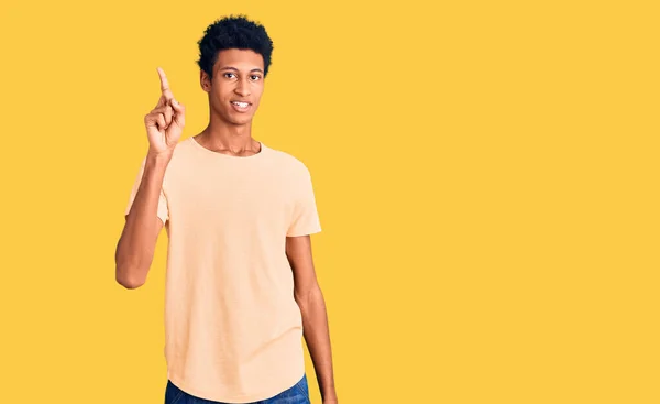 Jovem Afro Americano Vestindo Roupas Casuais Mostrando Apontando Para Cima — Fotografia de Stock