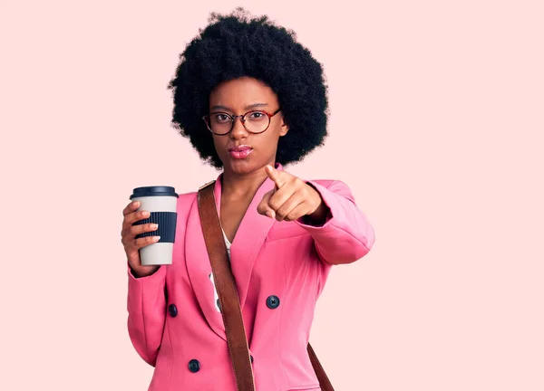 Junge Afrikanisch Amerikanische Frau Trägt Ledertasche Und Trinkt Eine Tasse — Stockfoto