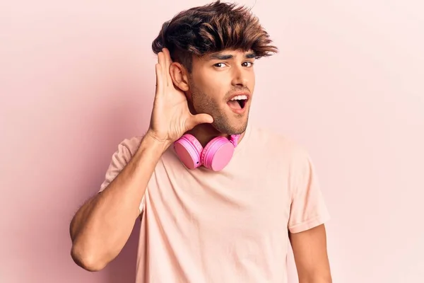 Joven Hispano Escuchando Música Usando Auriculares Sonriendo Con Mano Sobre — Foto de Stock