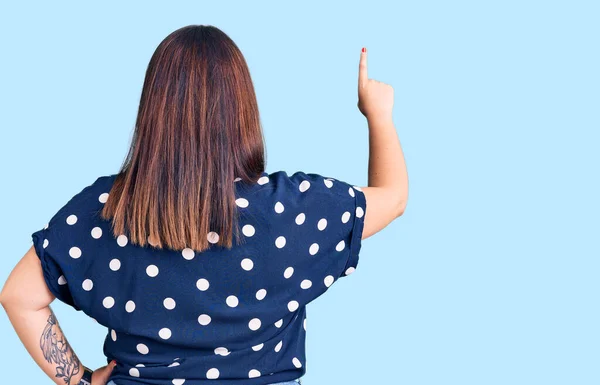 Jovem Mulher Size Vestindo Roupas Casuais Posando Para Trás Apontando — Fotografia de Stock