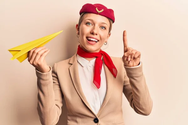 Jovem Linda Garota Loira Vestindo Aeromoça Uniforme Segurando Avião Papel — Fotografia de Stock