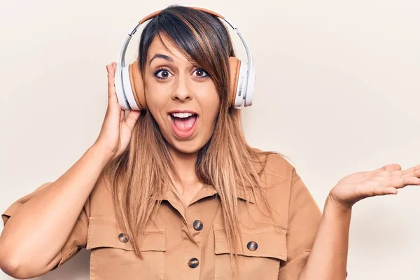 Mujer Hermosa Joven Escuchando Música Usando Auriculares Celebrando Logro Con —  Fotos de Stock