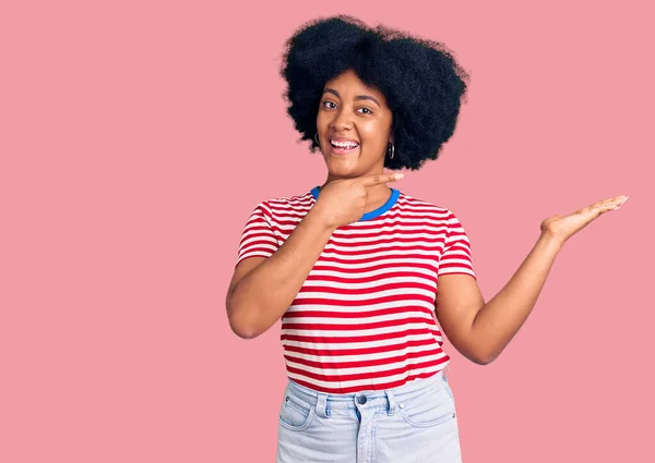 Joven Afroamericana Americana Vestida Con Ropa Casual Asombrada Sonriendo Cámara —  Fotos de Stock