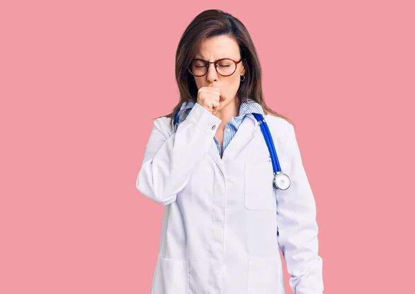 Ung Vacker Kvinna Bär Läkare Stetoskop Och Glasögon Mår Dåligt — Stockfoto