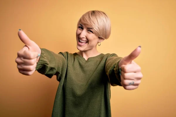 Giovane Donna Bionda Con Capelli Corti Moderni Indossa Maglione Casual — Foto Stock