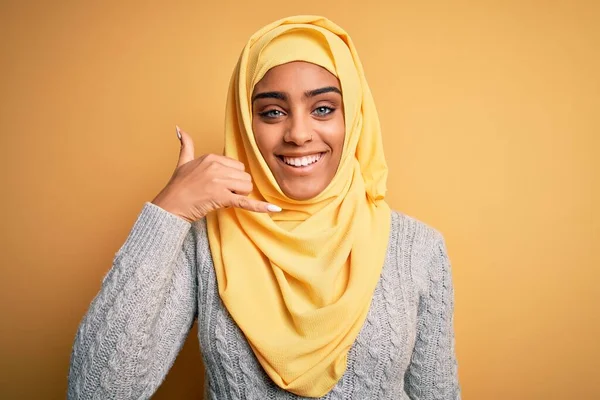 Mladá Krásná Africká Americká Dívka Nosí Muslimský Hidžáb Přes Izolované — Stock fotografie