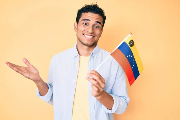 Ung Stilig Hispanic Man Som Håller Venezuelan Flagga Firar Prestation — Stockfoto