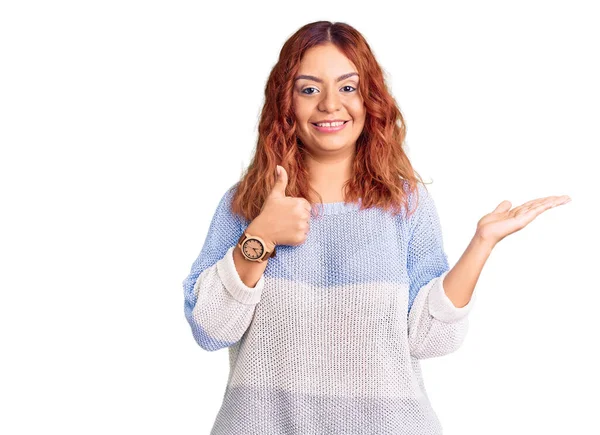 Junge Lateinische Frau Lässiger Kleidung Zeigt Handfläche Und Tut Geste — Stockfoto