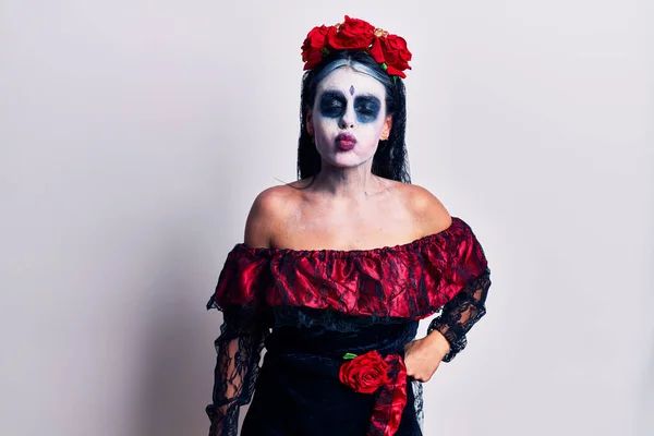Mladá Žena Mexickém Dni Mrtvého Make Upu Nafouknutých Tváří Legračním — Stock fotografie