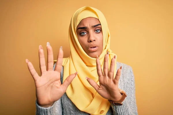 Молода Афро Американська Дівчина Одягнена Муслім Хіджаб Через Ізольоване Жовте — стокове фото