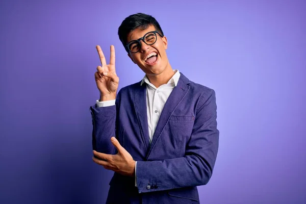 Молодой Привлекательный Бизнесмен Пиджаке Очках Изолированном Фиолетовом Фоне Улыбается Счастливым — стоковое фото