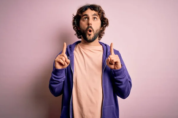 Joven Hombre Deportivo Guapo Con Barba Con Sudadera Casual Sobre —  Fotos de Stock