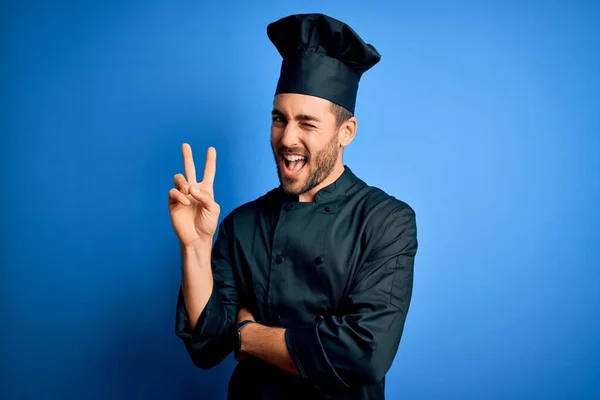 Jonge Knappe Chef Kok Met Baard Cooker Uniform Hoed Blauwe — Stockfoto