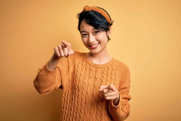 Jovem Bela Menina Asiática Vestindo Camisola Casual Diadema Sobre Fundo — Fotografia de Stock