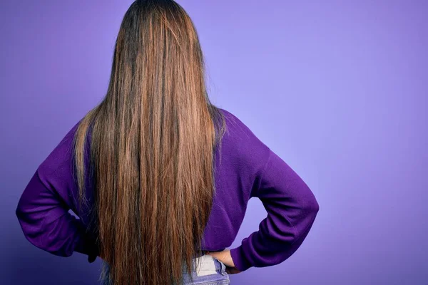 Joven Hermosa Mujer Inteligente Con Gafas Sobre Fondo Aislado Púrpura —  Fotos de Stock