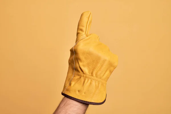 Hand Van Blanke Jongeman Met Tuinier Handschoen Geïsoleerde Gele Achtergrond — Stockfoto